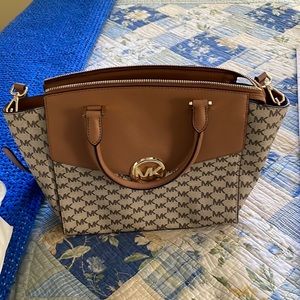 EUC. Michael Kors iconic print purse. Ask me for details. No marks, scuffs.🛍👜